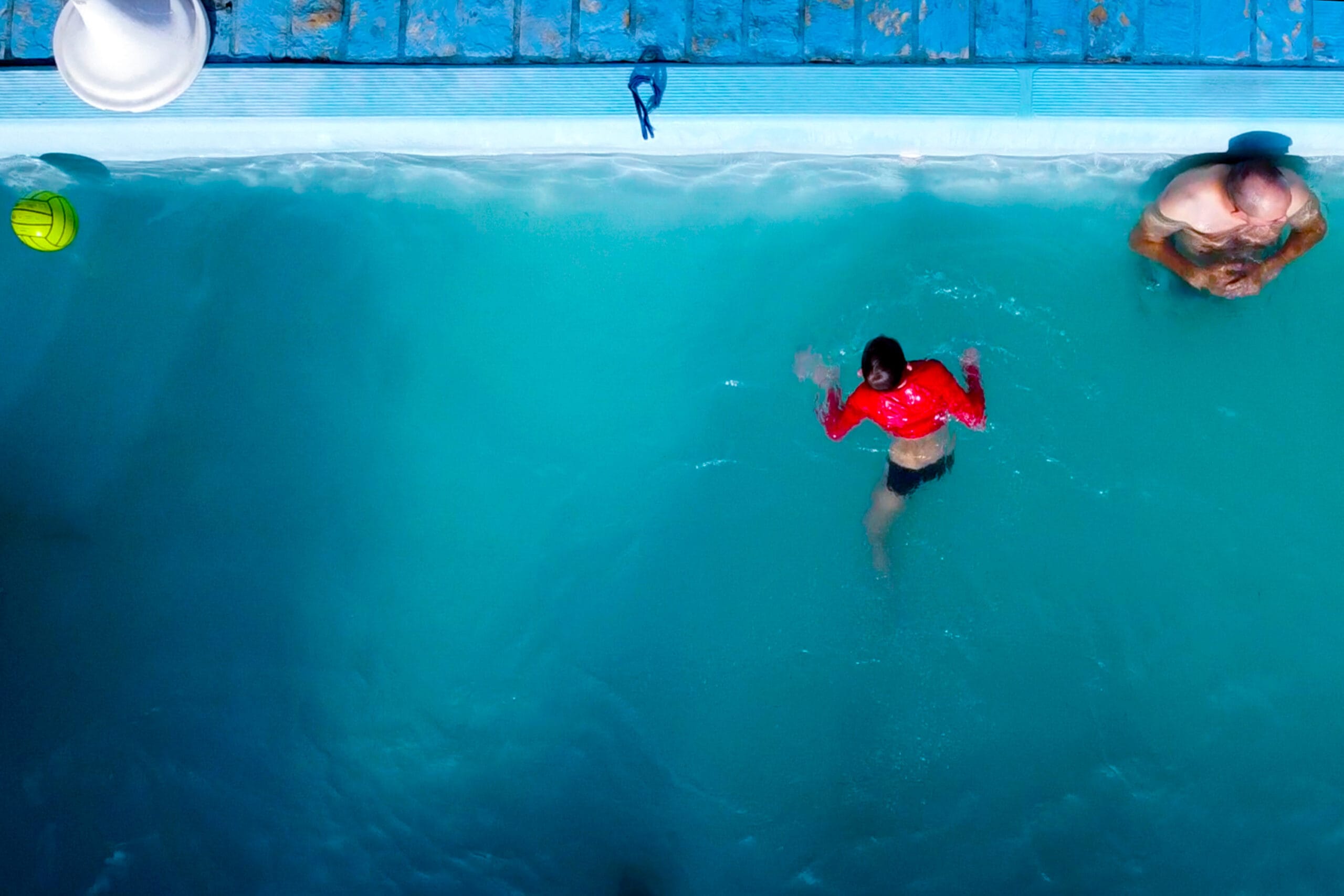 Piscinas: receita simples para tratar água evita desperdício e surpresa na conta