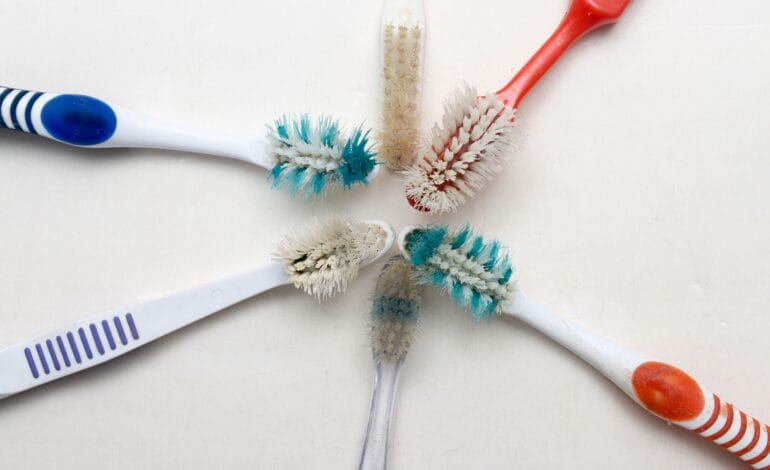 Saúde em risco: estudo identifica mais de 600 tipos de vírus e bactérias em escovas de dentes