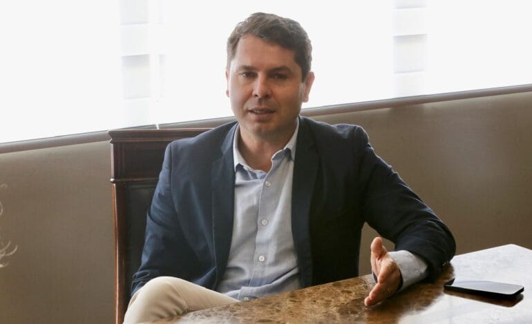 À frente da ALEP, Alexandre Curi acompanha seu nome crescer nas pesquisas eleitorais