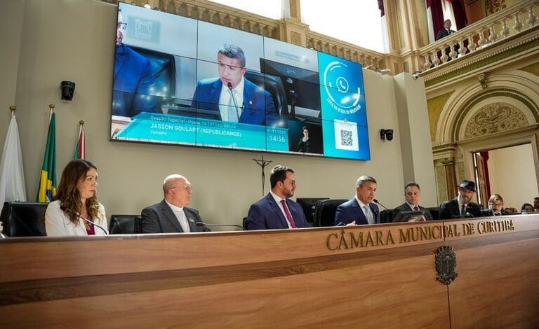 Vereadores da 19ª legislatura da Câmara de Curitiba são empossados
