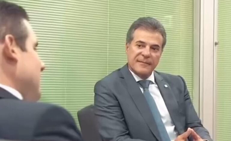 O Xadrez Político da Câmara: Como Beto Richa e Hugo Motta Podem Tirar Eduardo Bolsonaro do Jogo
