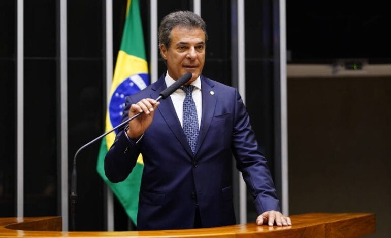 Bomba no Congresso! Beto Richa pode tirar cargo de Eduardo Bolsonaro