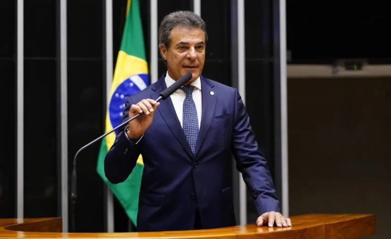 Bomba no Congresso! Beto Richa pode tirar cargo de Eduardo Bolsonaro
