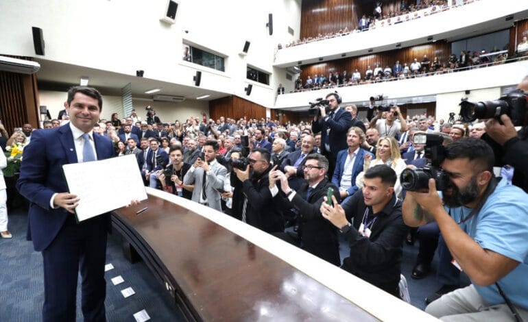 Posse de Alexandre Curi: não foi um lançamento de pré-candidatura, mas mostrou a força política de um candidato ao Governo do Paraná