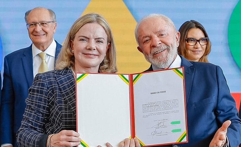 Com o Congresso rebelado e a popularidade despencando, Lula aposta em Gleisi para melhorar sua aceitação!