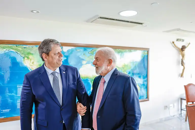 Pesquisa AtlasIntel/Latam: Lula Venceria Tarcísio sem Bolsonaro, mas Perde no 1º Turno com o Ex-Presidente na Disputa