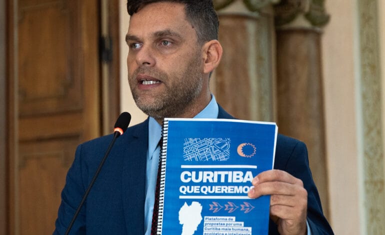 Goura entrega documento com sugestões para Plano Diretor de Curitiba à Câmara Municipal