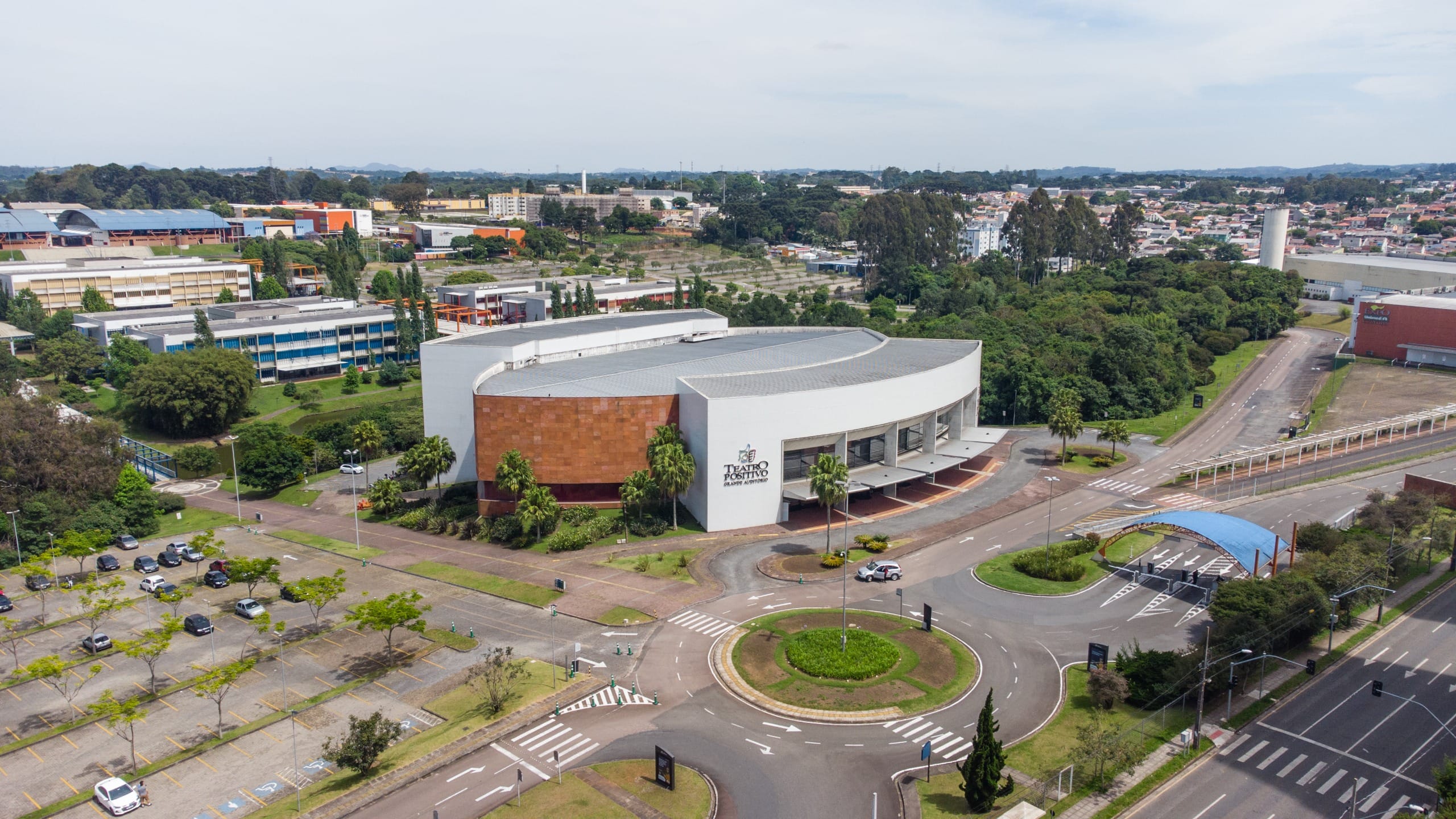 Shows internacionais e stand-ups comandam programação de maio do Teatro Positivo