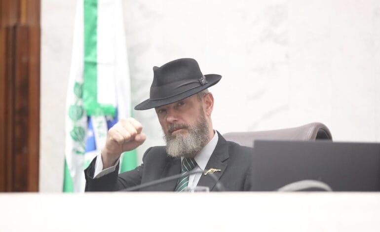Deputado delegado Xerifão propõe multa para quem for flagrado com veículos “Pizeras” no Paraná