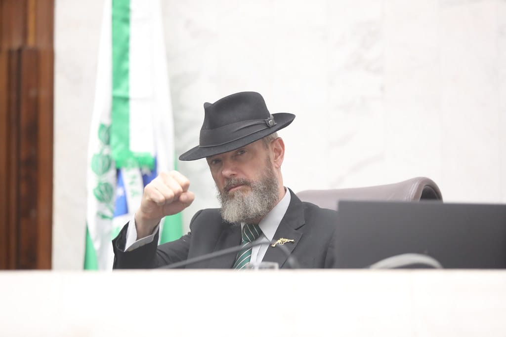 Deputado delegado Xerifão propõe multa para quem for flagrado com veículos “Pizeras” no Paraná
