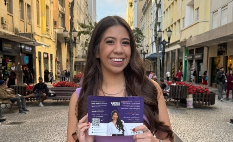 Vereadora Camilla Gonda distribui prestação de contas do mandato