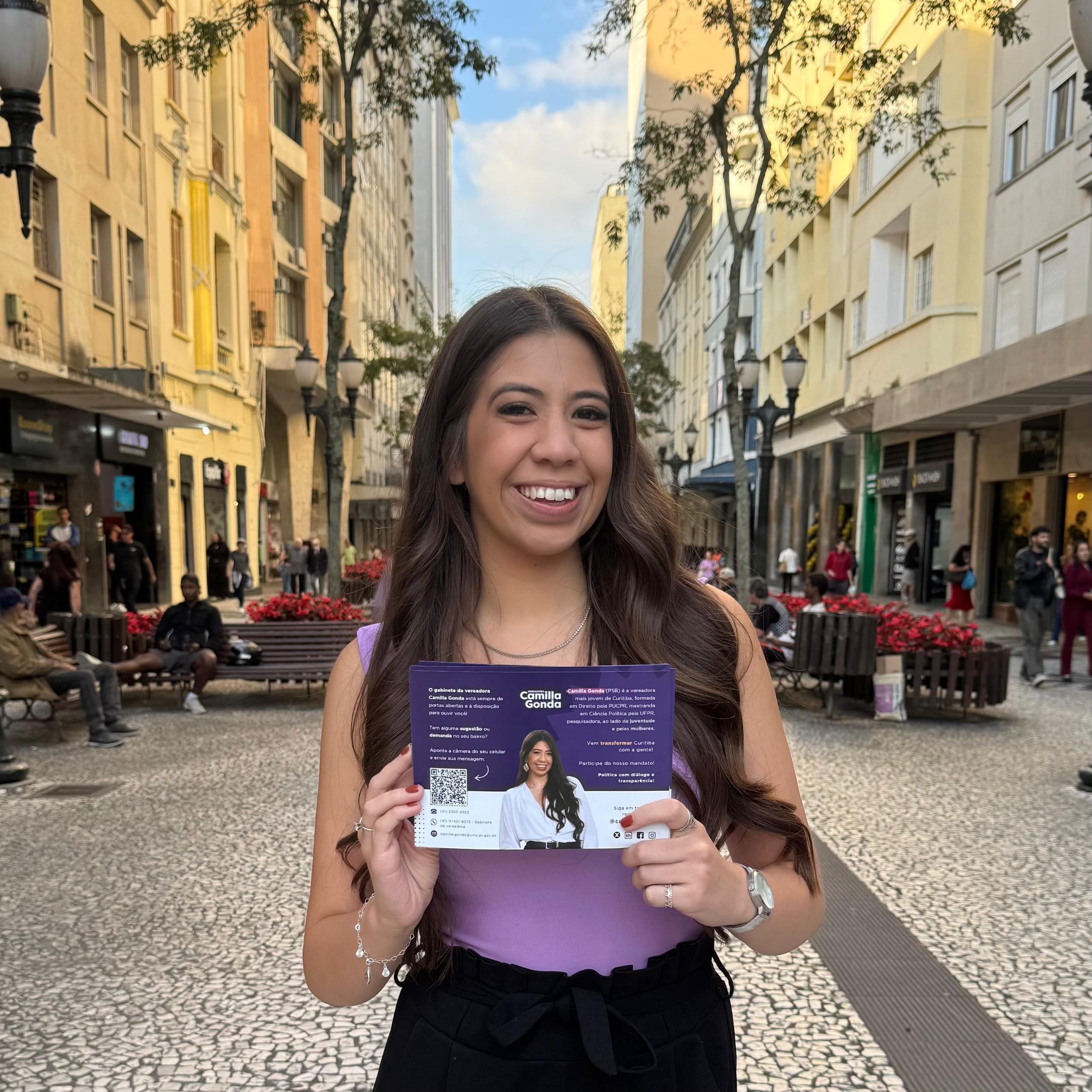 Vereadora Camilla Gonda distribui prestação de contas do mandato