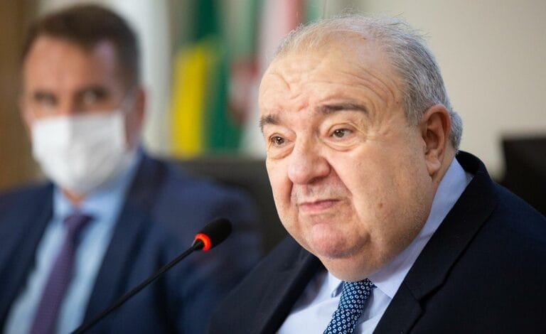Pedido de cassação do MP pode tirar Rafael Greca da disputa pelo Governo do Paraná em 2026