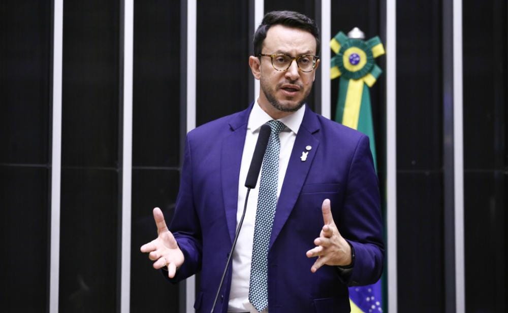 AVANÇA NA CÂMARA PL DE MATHEUS LAIOLA QUE CASSA A HABILITAÇÃO DE MOTORISTA QUE ABANDONAR ANIMAL EM VIA PÚBLICA