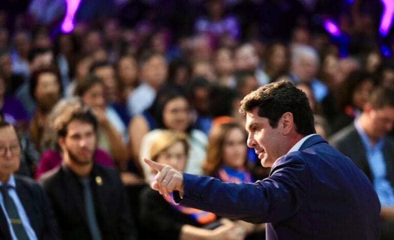 Fomos eleitos para discutir políticas públicas, ressalta Alexandre Curi