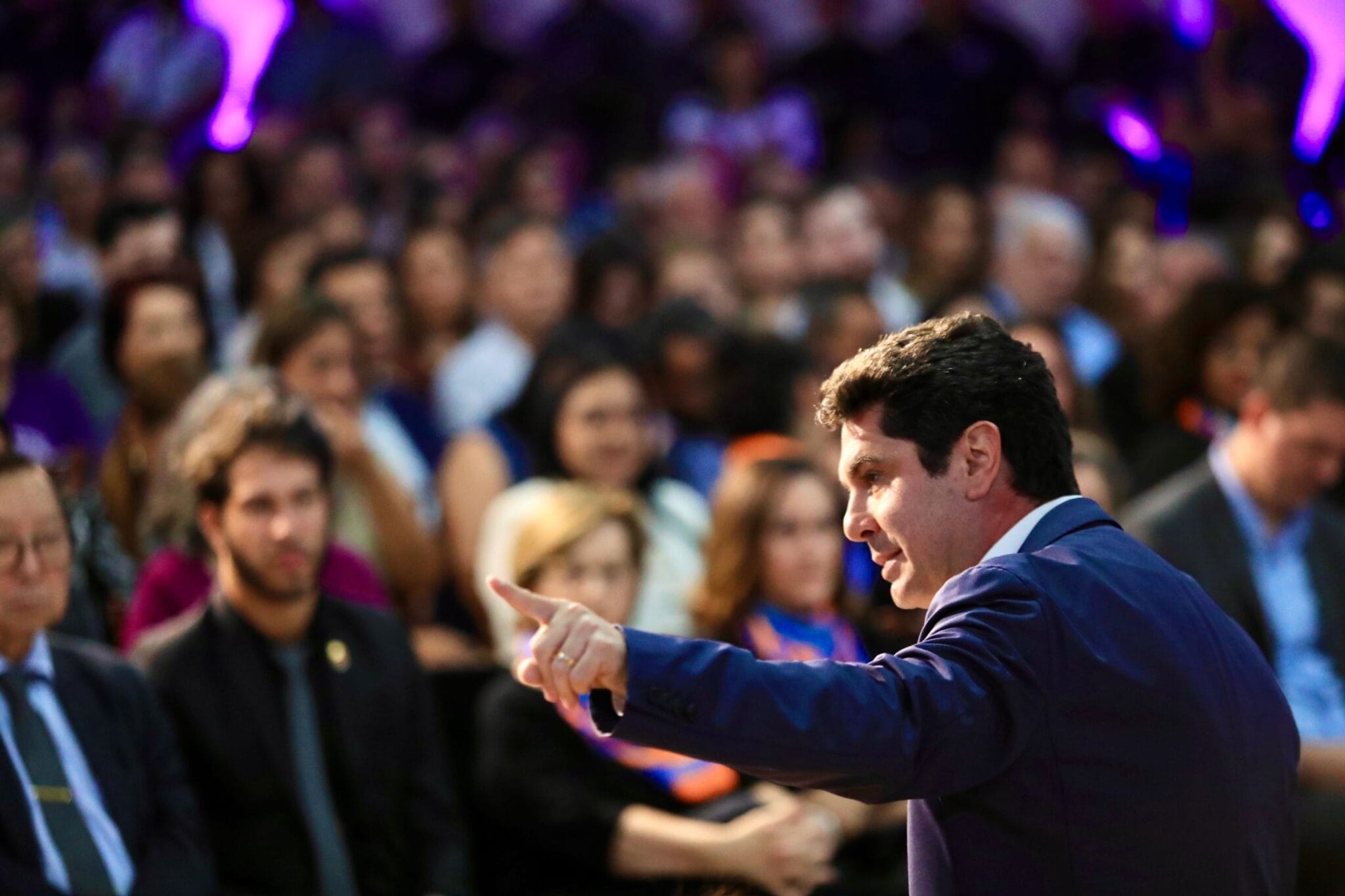 Fomos eleitos para discutir políticas públicas, ressalta Alexandre Curi