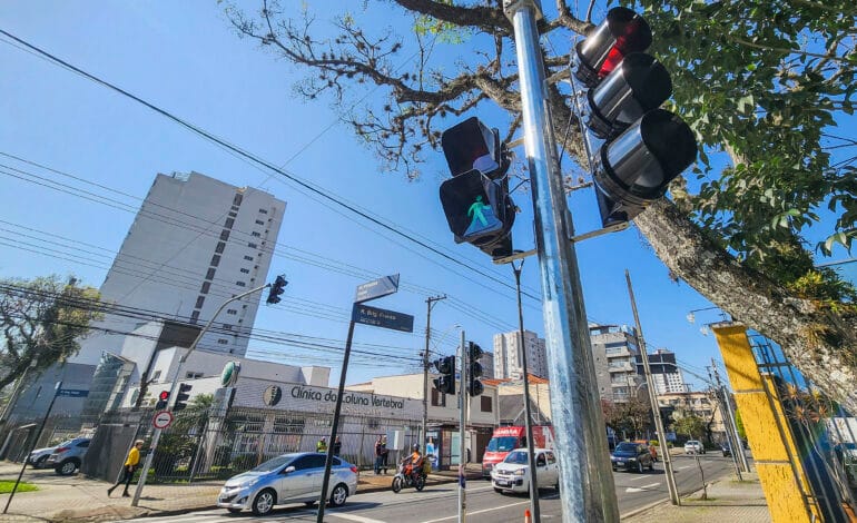Curitiba pode adotar semáforos inteligentes com uso de inteligência artificial