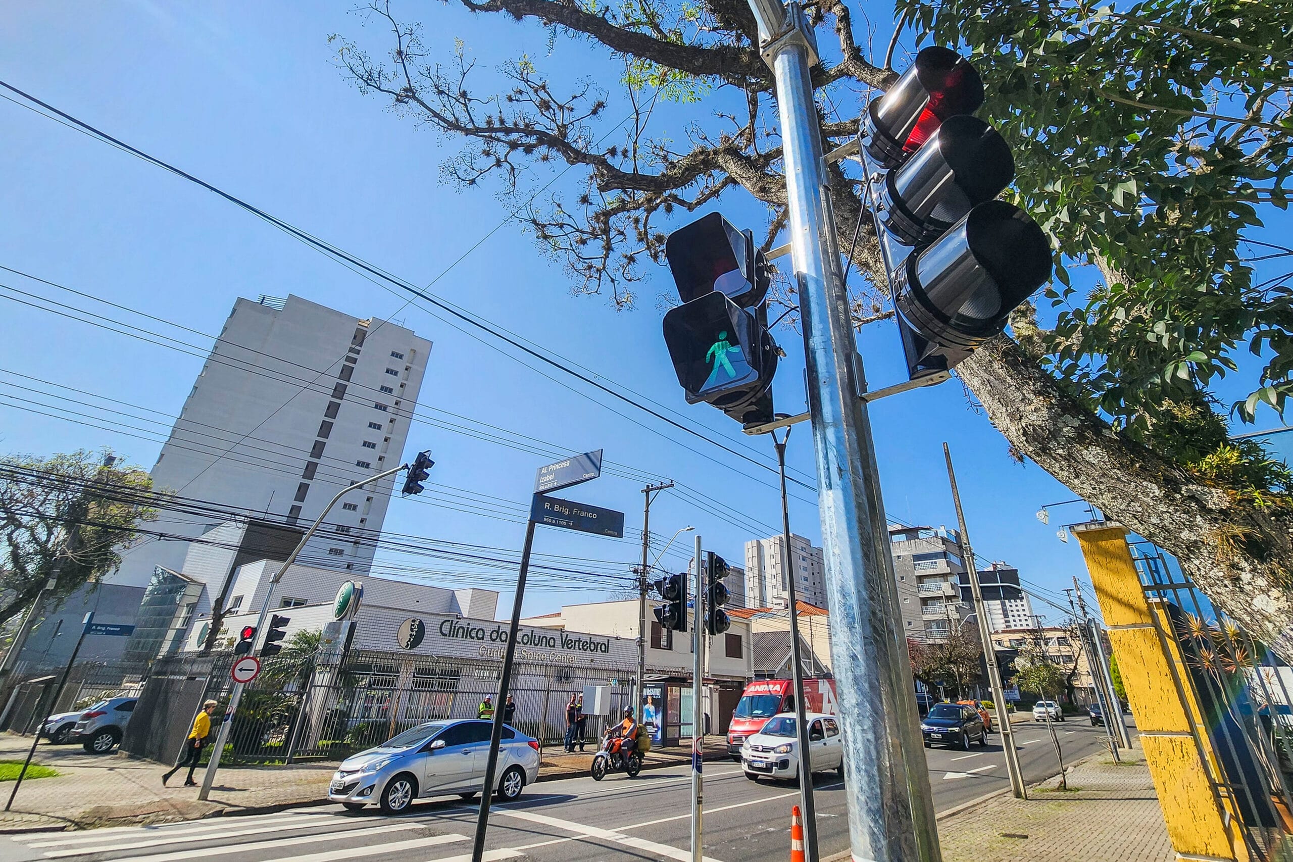 Curitiba pode adotar semáforos inteligentes com uso de inteligência artificial