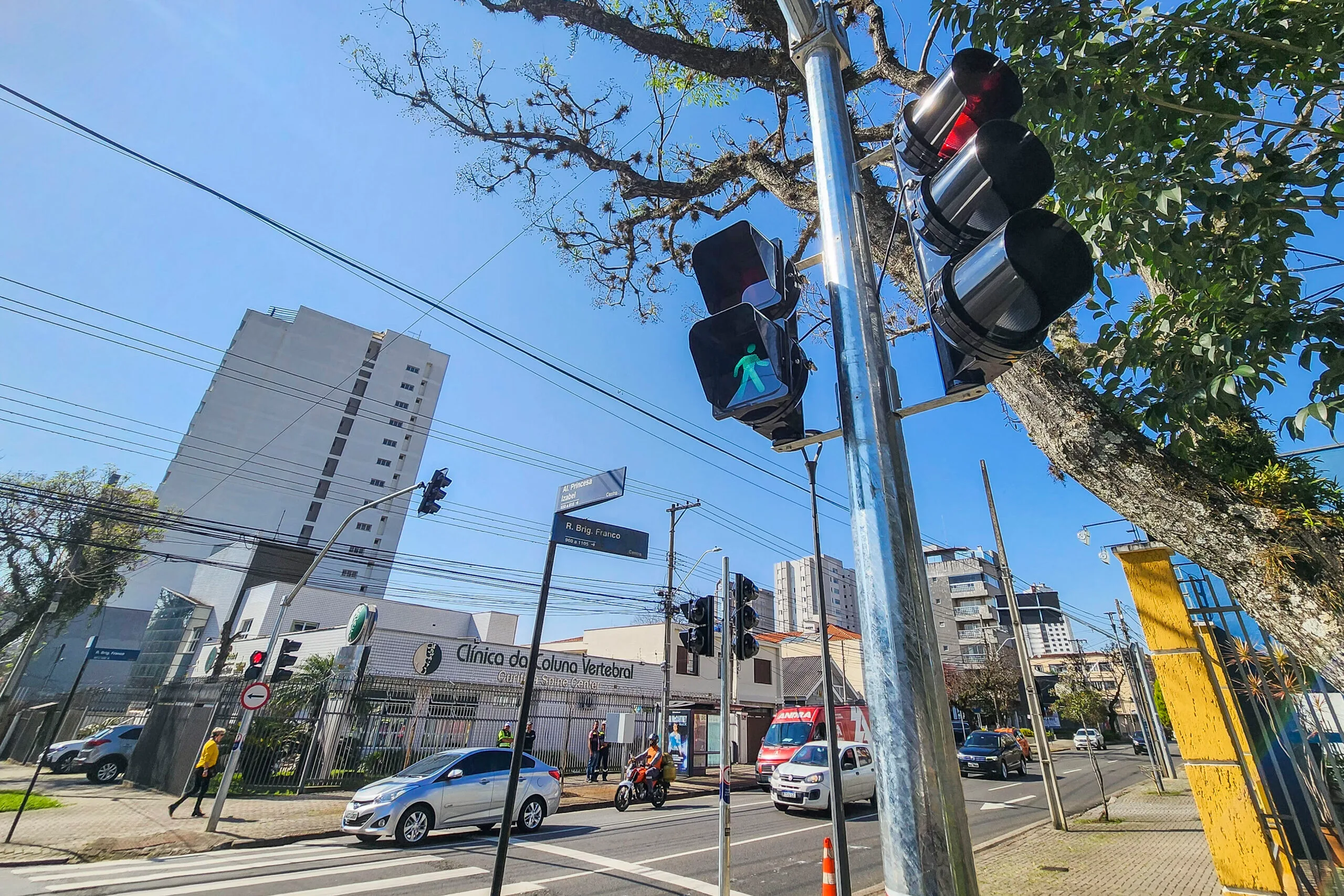 Curitiba pode adotar semáforos inteligentes com uso de inteligência artificial